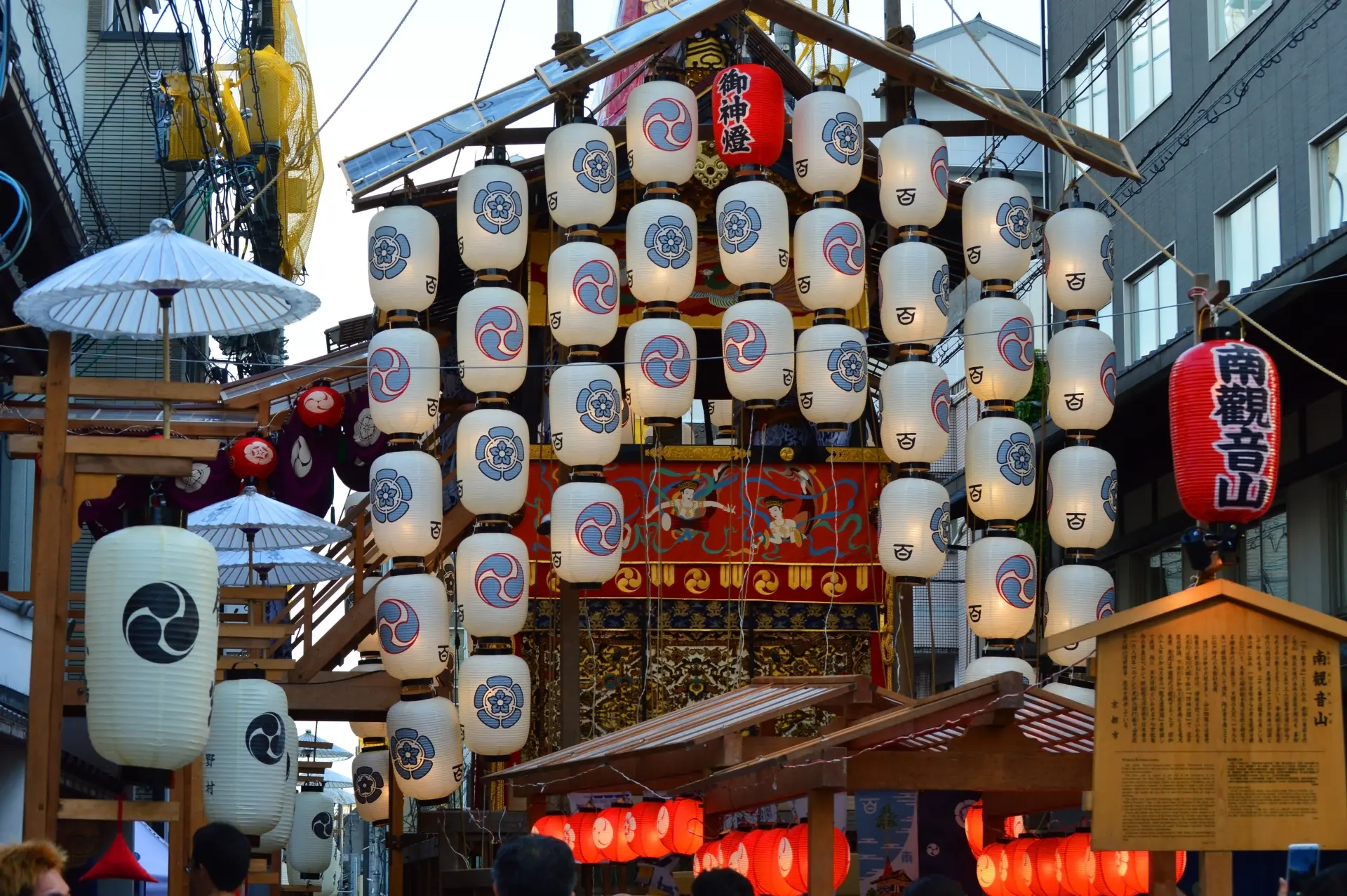 祇園祭2026 完全ガイド|前祭7/17・後祭7/24の山鉾巡行、宵山、有料観覧席とアクセス
