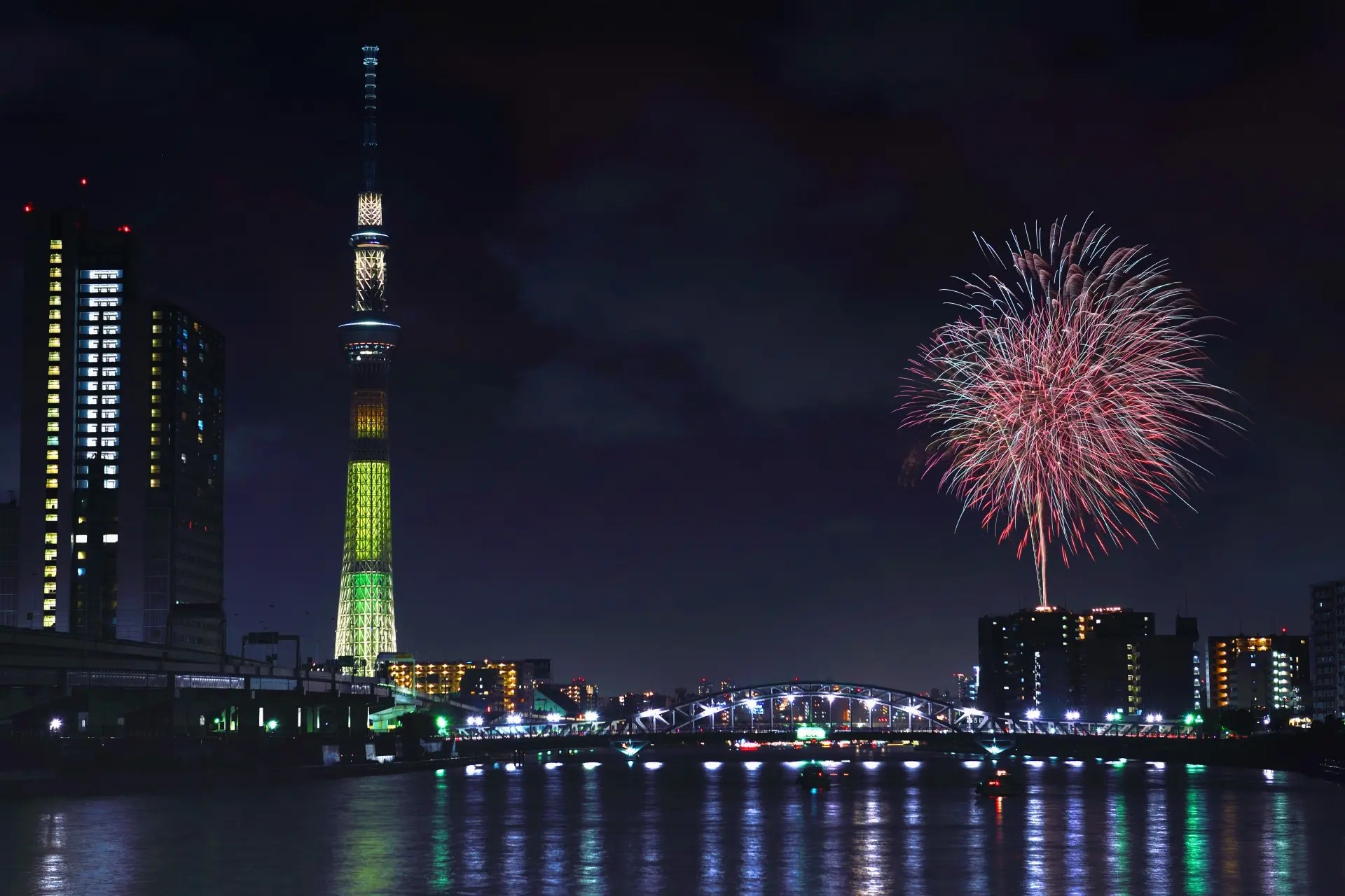 隅田川花火大会2026完全ガイド|7月25日(土)・約2万発を無料で見る穴場候補と混雑回避のコツ