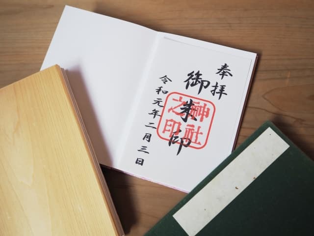 御朱印のもらい方|料金の相場・御朱印帳の選び方・寺社のマナー