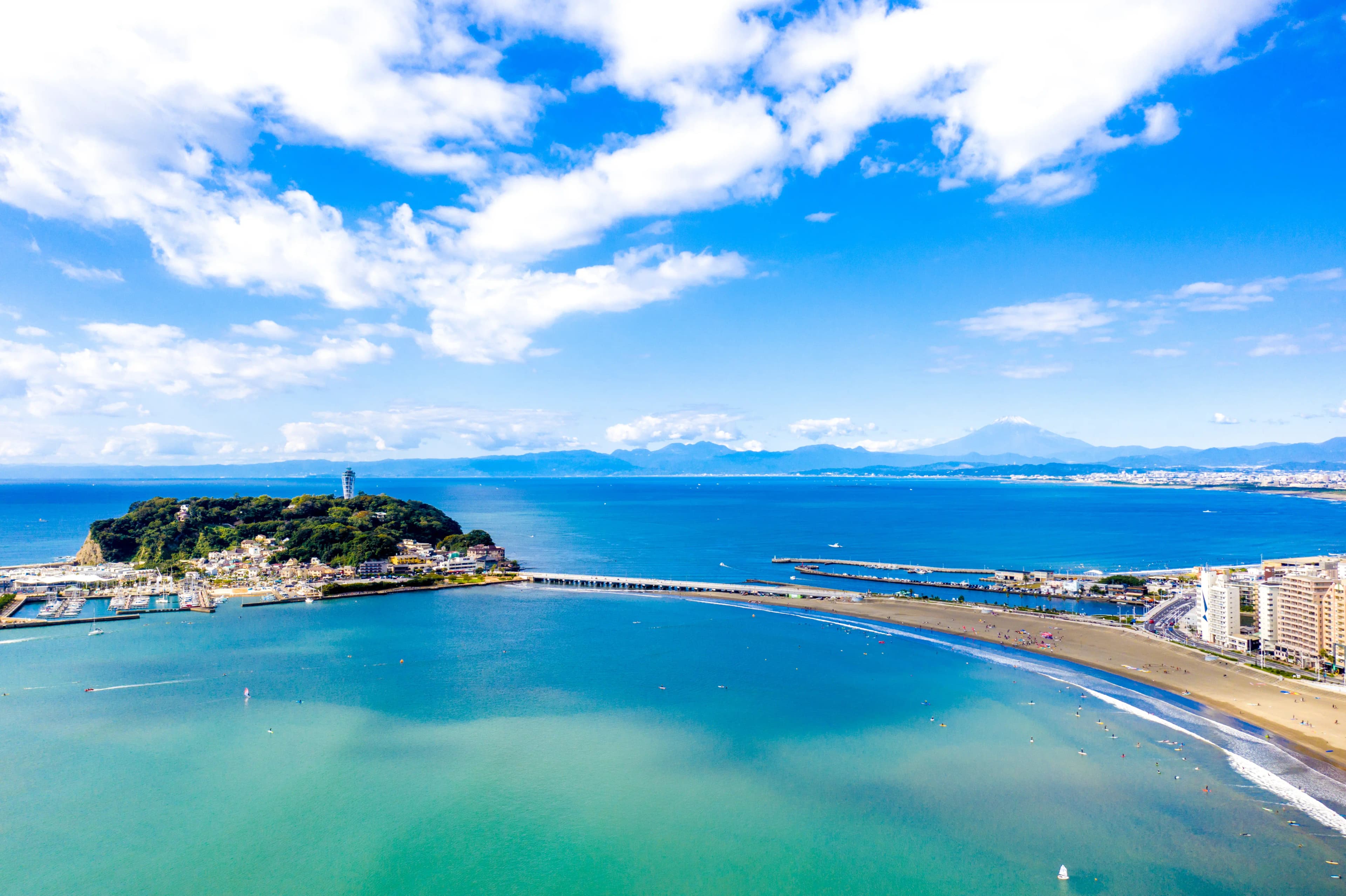 江の島 日帰りガイド2026|新宿から約65分、フリーパスで巡る夏の一日