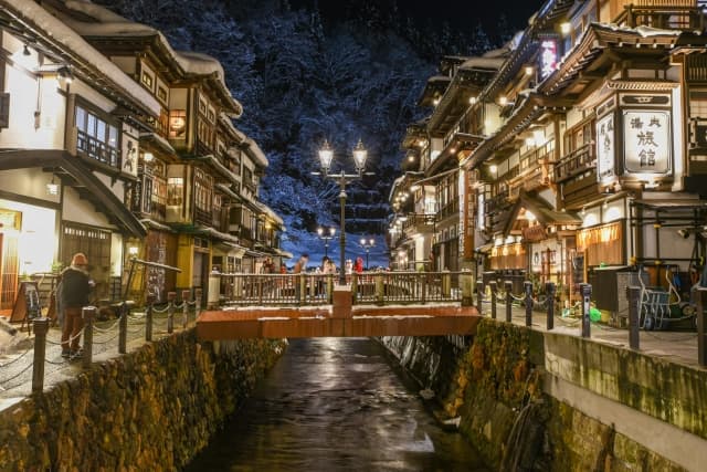 銀山温泉の冬 2026-27|日帰りの入場規制・予約・アクセス