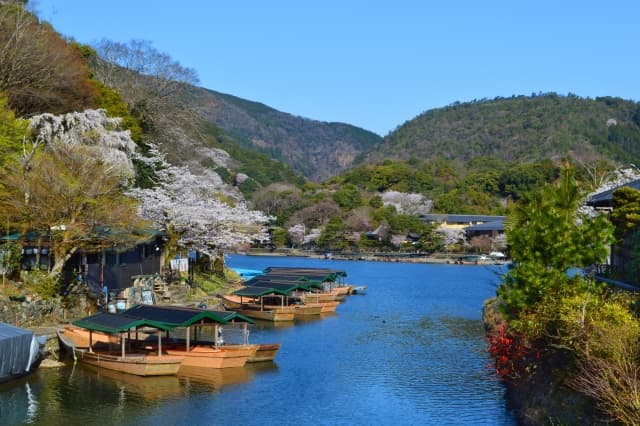 嵐山のおすすめ旅館・ホテル7選|紅葉の朝を静かに歩くための宿を、温泉・眺め・価格で選ぶ