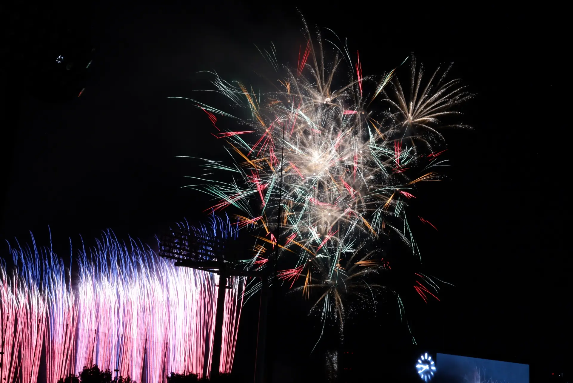 神宮外苑花火大会2026完全ガイド|8月8日(土)、1万発と音楽ライブを座って観る。チケット・席の選び方・アクセス